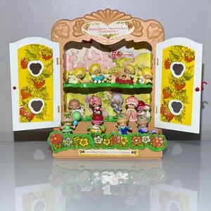 Vintage Strawberry Shortcake Berry Patch Carry Case & PVC Figurine Lot